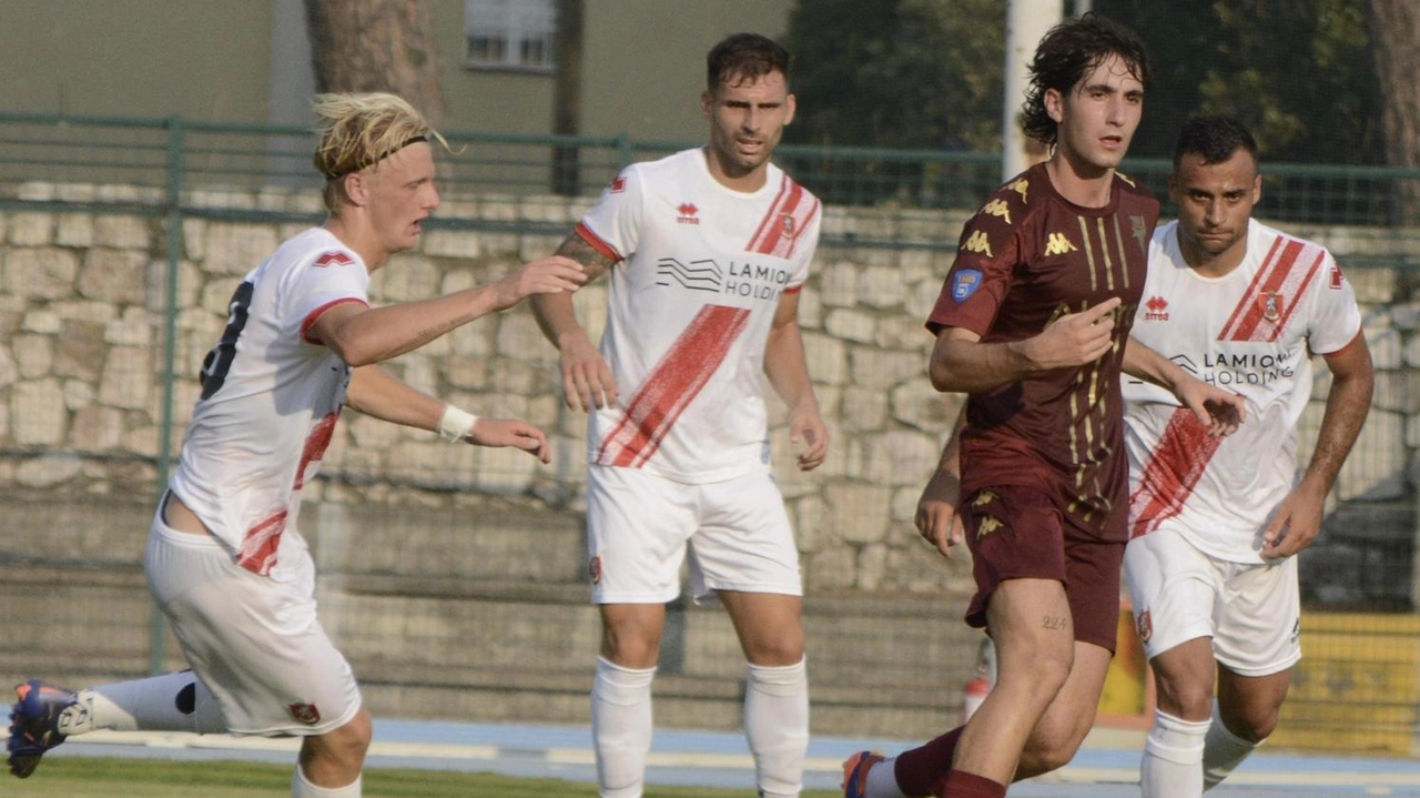 Un momento del test di ieri allo ’Zecchini’ fra il Grosseto e il Tau Altopascio concluso sul punteggio di 2-2