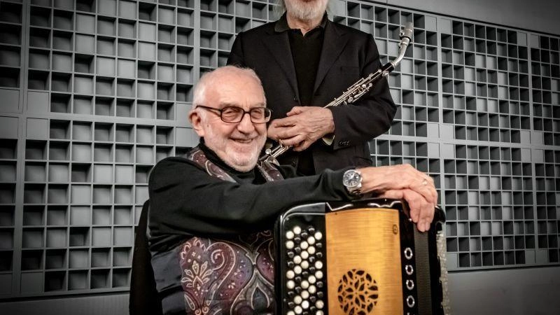 La XXIII edizione dal 25 al 28 agosto. Il premio Renato Sellani andrà a Trovesi e Coscia. Esordio con la BargaJazz Orchestra e un ospite speciale: il sassofonista Chris Cheek. La XXIII edizione dal 25 al 28 agosto. Il premio Renato Sellani andrà a Trovesi e Coscia. Esordio con la BargaJazz Orchestra e un ospite speciale: il sassofonista Chris Cheek.