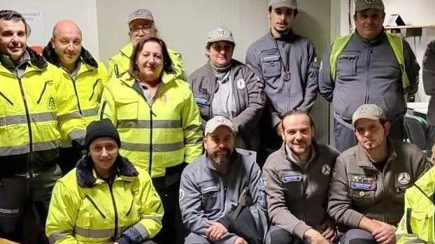 La squadra al completo della Protezione civile di Fivizzano nella propria sede