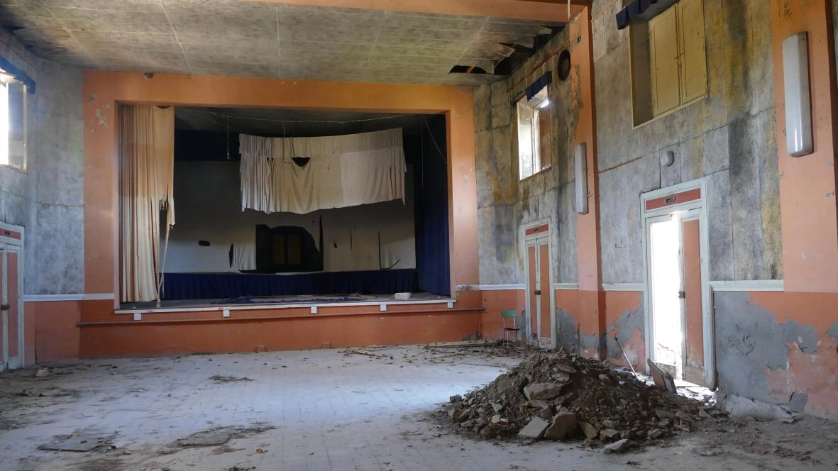 Così si presenta l’interno del Cinema Reno di Bardalone che fu inaugurato ne 1932 ed è in stato di abbandono da circa mezzo secolo Ancora non vi sono certezze sul suo recupero Così si presenta l’interno del Cinema Reno di Bardalone che fu inaugurato ne 1932 ed è in stato di abbandono da circa mezzo secolo Ancora non vi sono certezze sul suo recupero