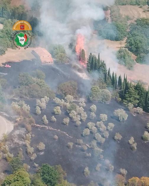 Fiamme in Valdicecina, case minacciate. In azione elicotteri e squadre di terra