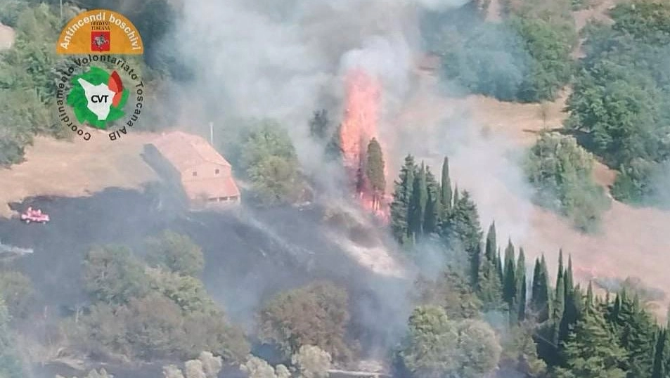 L'incendio in Val di Cecina nella foto diffusa sui social dal presidente Giani L'incendio in Val di Cecina nella foto diffusa sui social dal presidente Giani