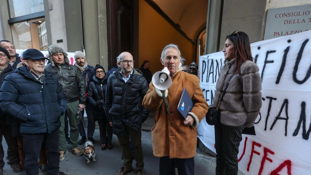 Il presidio di fronte alla Regione contro l’impianto di Salanetti