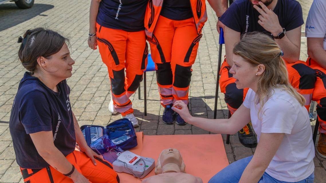 L’associazione ’Amici di Lapo’ regala i preziosi dispositivi per rendere Impruneta sempre più cardioprotetta. La forza e l’esempio dei genitori del piccolo che morì a soli tre anni per la sindrome di Kawasaki.