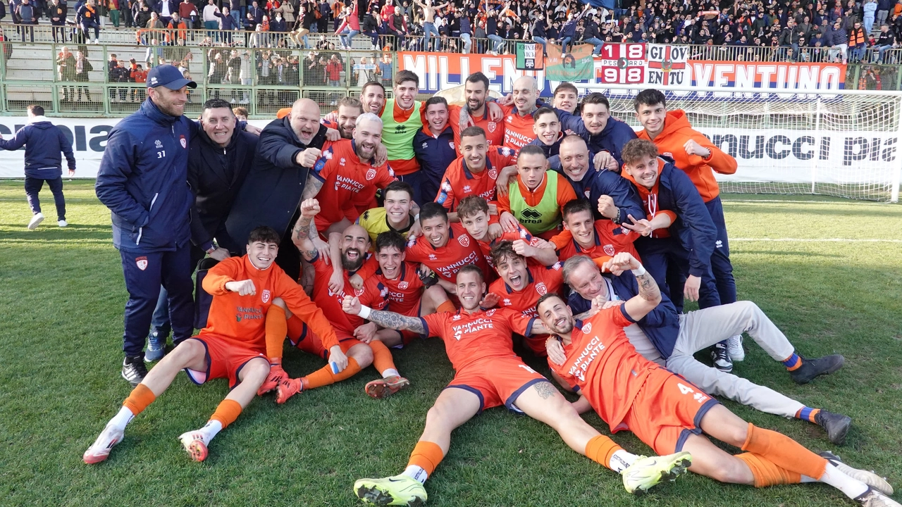 Festa arancione alla fine del derby vinto con il Prato (foto Gabriele Acerboni/FotoCastellani) Festa arancione alla fine del derby vinto con il Prato (foto Gabriele Acerboni/FotoCastellani)