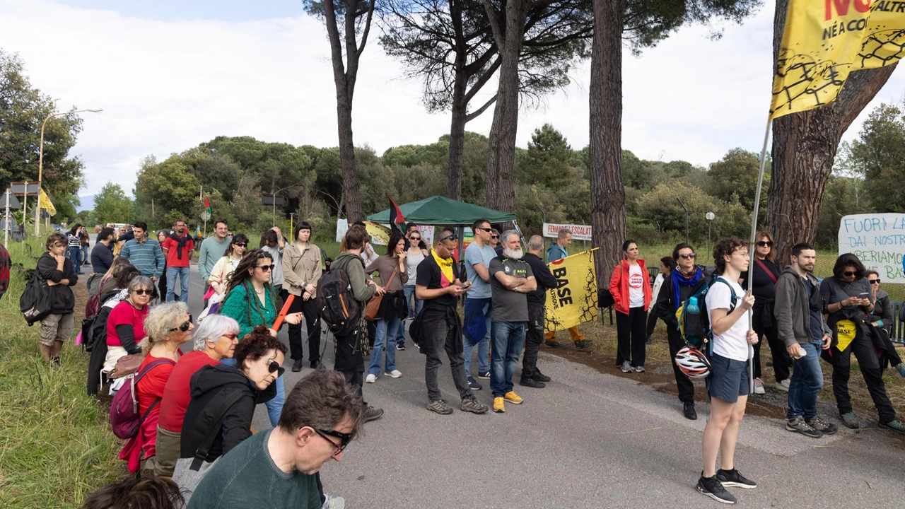 Domani alle 17 la passeggiata di monitoraggio nelle vicinanze della Tenuta Isabella (nella foto una manifestazione No base) Domani alle 17 la passeggiata di monitoraggio nelle vicinanze della Tenuta Isabella (nella foto una manifestazione No base)