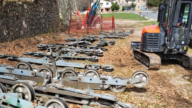 Una parte del materiale che è stato smontato e che sarà sottoposto ad una profonda opera di controlli e revisione prima di essere riattivato Una parte del materiale che è stato smontato e che sarà sottoposto ad una profonda opera di controlli e revisione prima di essere riattivato