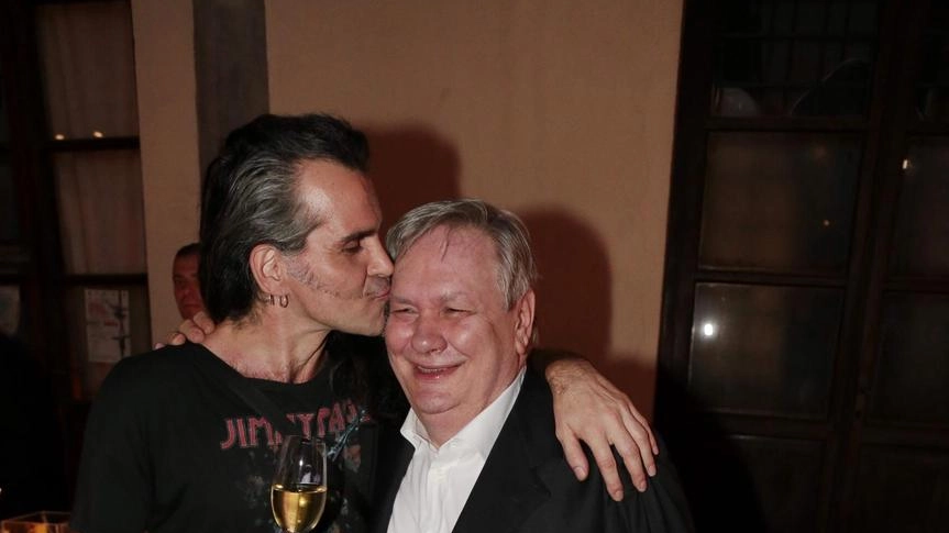 L’affettuoso bacio del cantante Pierò Pelù a Torello Latini L’affettuoso bacio del cantante Pierò Pelù a Torello Latini