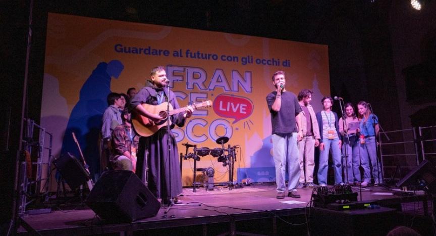 Firenze, centinaia di giovani per la seconda edizione di Francesco Live Firenze, centinaia di giovani per la seconda edizione di Francesco Live