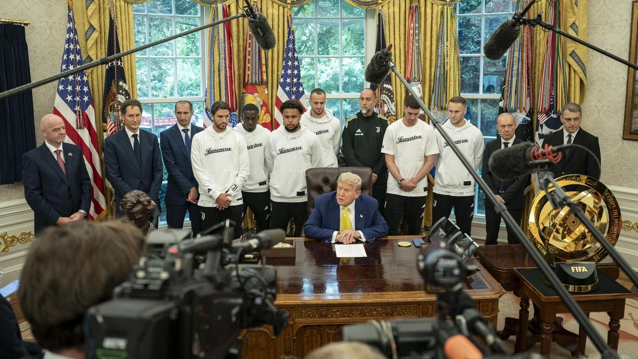 La Juventus, con John Elkann e Gianni Infantino, accolta da Trump nello Studio Ovale prima della sfida contro l'Al-Ain. La Juventus, con John Elkann e Gianni Infantino, accolta da Trump nello Studio Ovale prima della sfida contro l'Al-Ain.