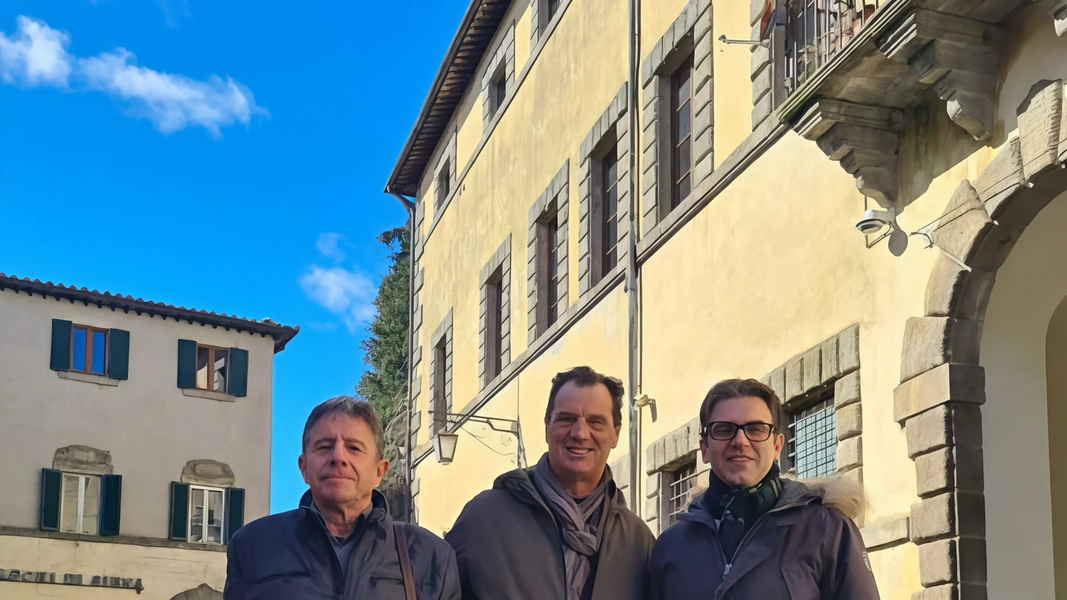 Da sinistra il consigliere comunale Claudio Pantaloni, il presidente dell’Epg Mario Pellegrini e il sindaco di Santa Fiora, Federico Balocchi durante il sopralluogo per verificare le condizioni degli alloggi popolari Da sinistra il consigliere comunale Claudio Pantaloni, il presidente dell’Epg Mario Pellegrini e il sindaco di Santa Fiora, Federico Balocchi durante il sopralluogo per verificare le condizioni degli alloggi popolari