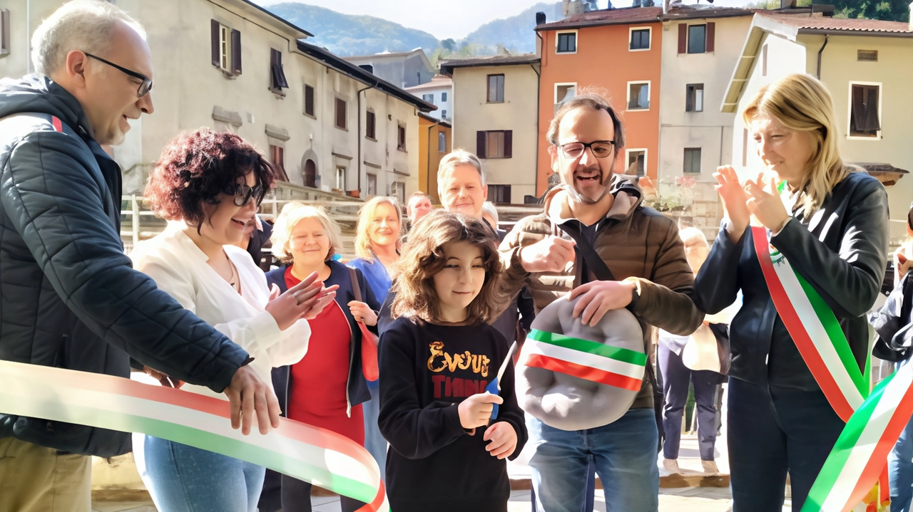 Taglio del nastro nei giorni scorsi per il centro “Ri-vesto“ a Gallicano dove conferire gli abiti usati Taglio del nastro nei giorni scorsi per il centro “Ri-vesto“ a Gallicano dove conferire gli abiti usati