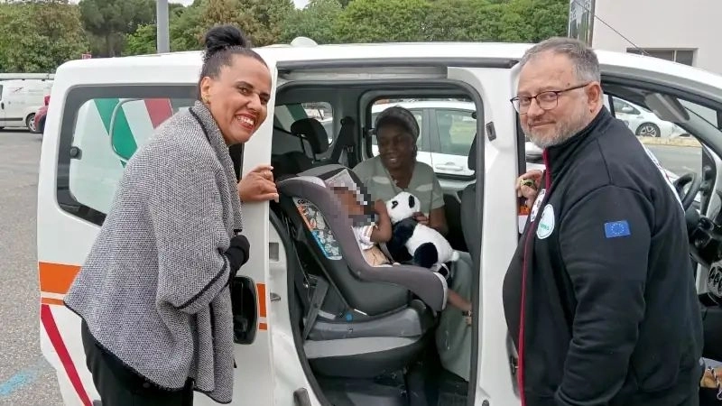 Da destra Michele Cotugno, presidente della Fratellanza Popolare-Croce D’Oro di Grassina, la mamma Aissa e in auto, nell’ovetto, il piccolo Babacar con un peluche Da destra Michele Cotugno, presidente della Fratellanza Popolare-Croce D’Oro di Grassina, la mamma Aissa e in auto, nell’ovetto, il piccolo Babacar con un peluche