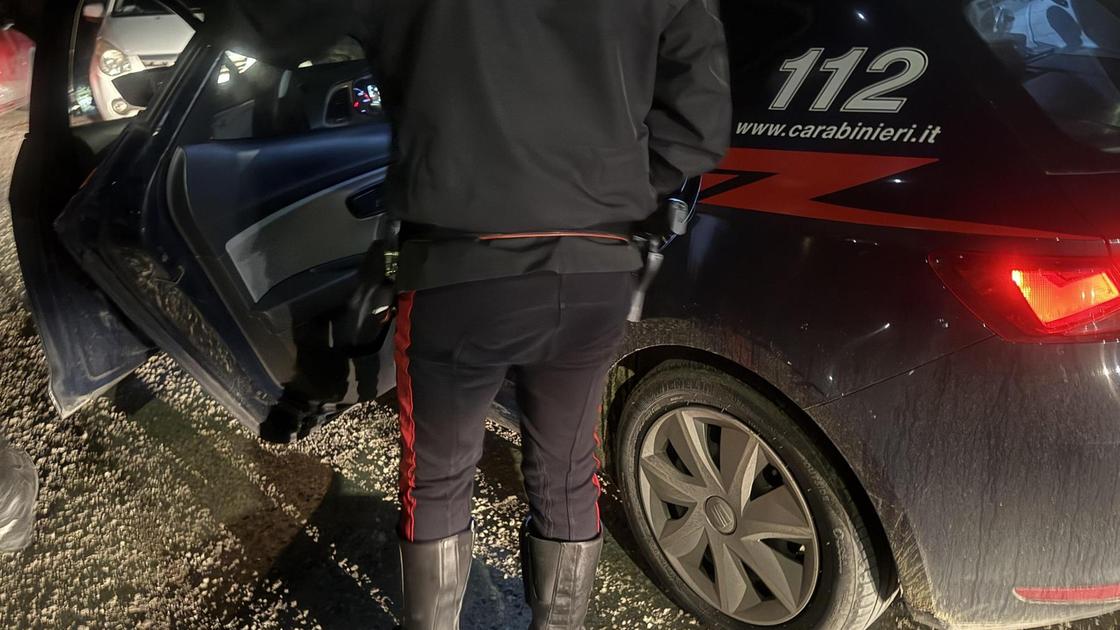 Doppia rapina davanti al locale : "Trascinato fuori dalla microcar". Vittime un 24enne e un 16enne Doppia rapina davanti al locale : "Trascinato fuori dalla microcar". Vittime un 24enne e un 16enne
