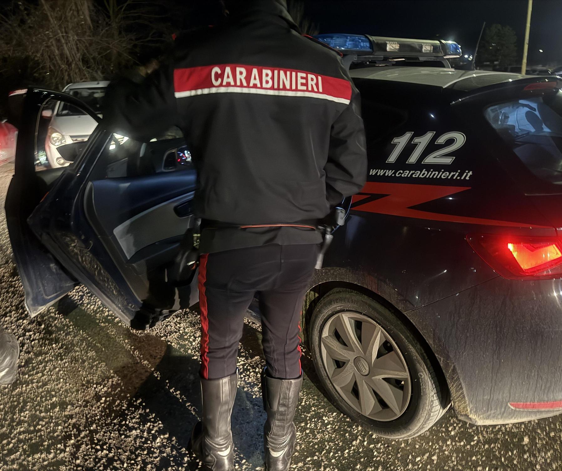 Doppia rapina davanti al locale : "Trascinato fuori dalla microcar". Vittime un 24enne e un 16enne