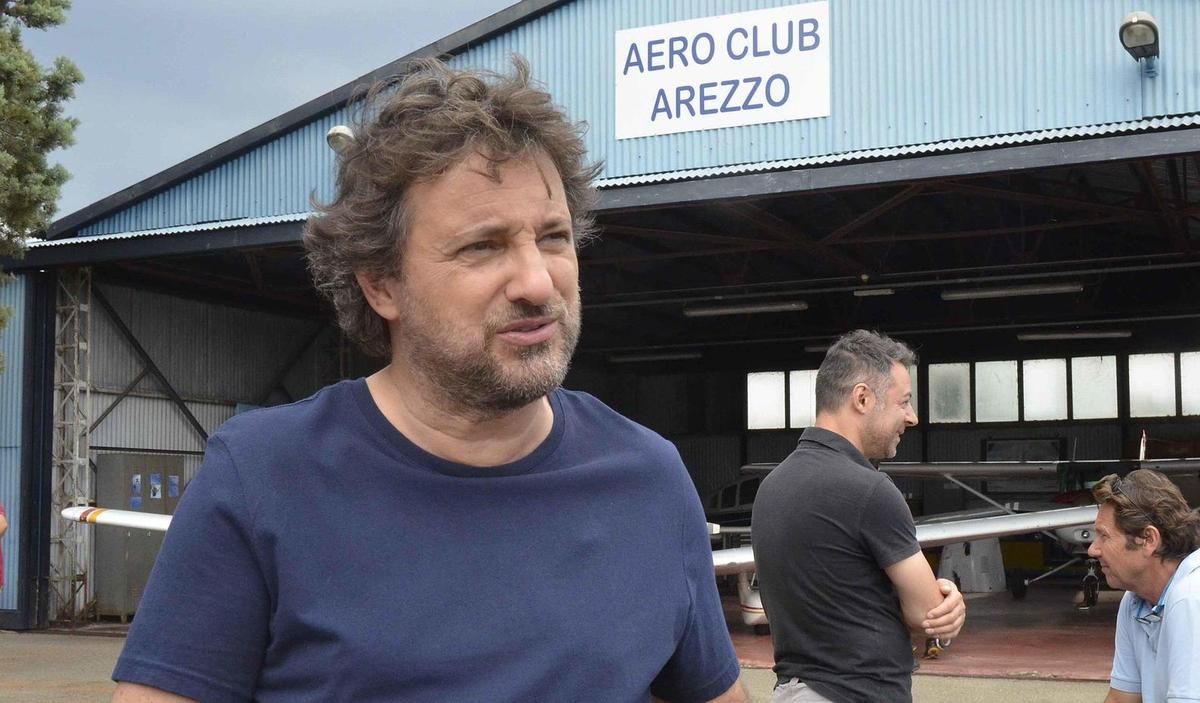 https://www.lanazione.it/image-service/view/acePublic/alias/contentid/YzFjNTA5YjQtYThiYi00/0/laero-club-tra-sogno-e-realta-parigi-idea-vincente-per-la-citta-ma-mancano-strutture-e-personale.jpeg?f=1.90:1&w=1200
