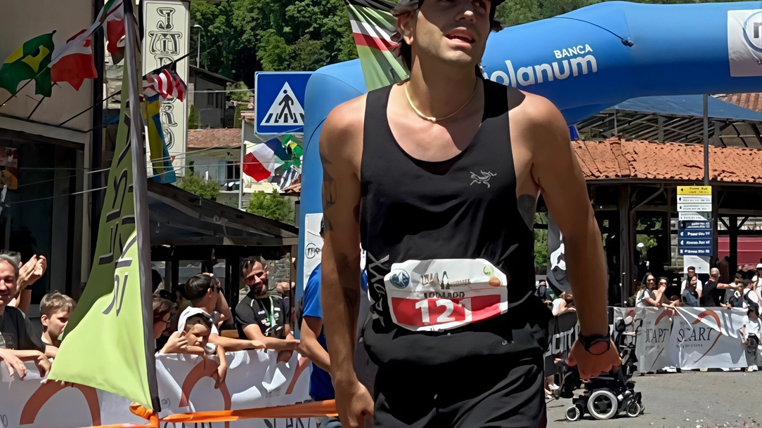 Edoardo Rossano, tesserato per il Runaway Milano, taglia per primo il traguardo