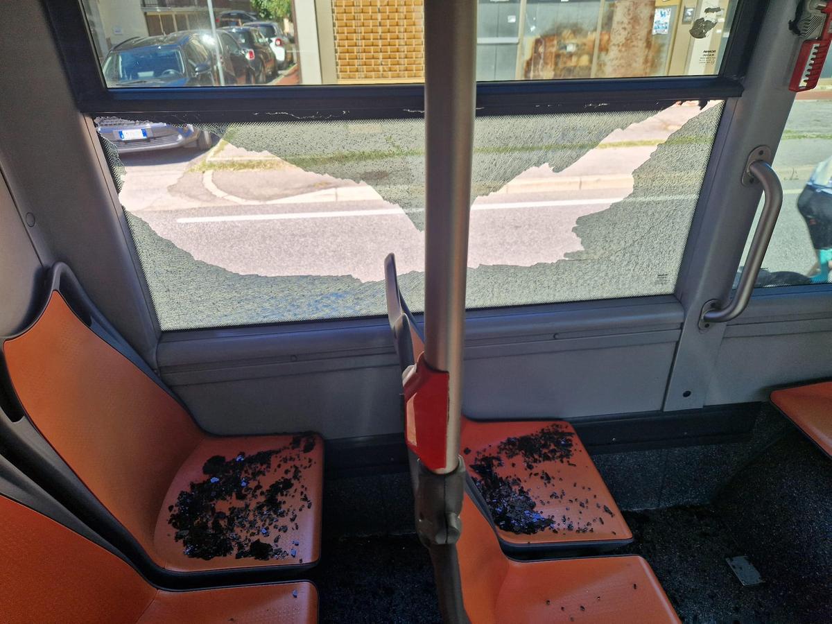 Autolinee, vetro rotto su bus scuole Vasari