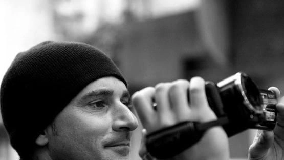Classe ‘77, nato a Napoli e cresciuto a Viareggio, dopo. anni di teatro con i più giovani, nel 2014 Davide Moretti ha fondato «Teatro. Rumore». Il 23 maggio 2020 è scomparso dopo aver combattuto contro una malattia. Classe ‘77, nato a Napoli e cresciuto a Viareggio, dopo. anni di teatro con i più giovani, nel 2014 Davide Moretti ha fondato «Teatro. Rumore». Il 23 maggio 2020 è scomparso dopo aver combattuto contro una malattia.