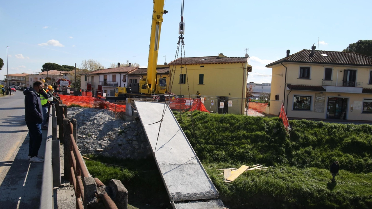 La passerella ciclopedonale piegata in due nel greto del Collettore a Ponticelli. Il crollo nel tardo pomeriggio del 16 febbraio 2021 La passerella ciclopedonale piegata in due nel greto del Collettore a Ponticelli. Il crollo nel tardo pomeriggio del 16 febbraio 2021