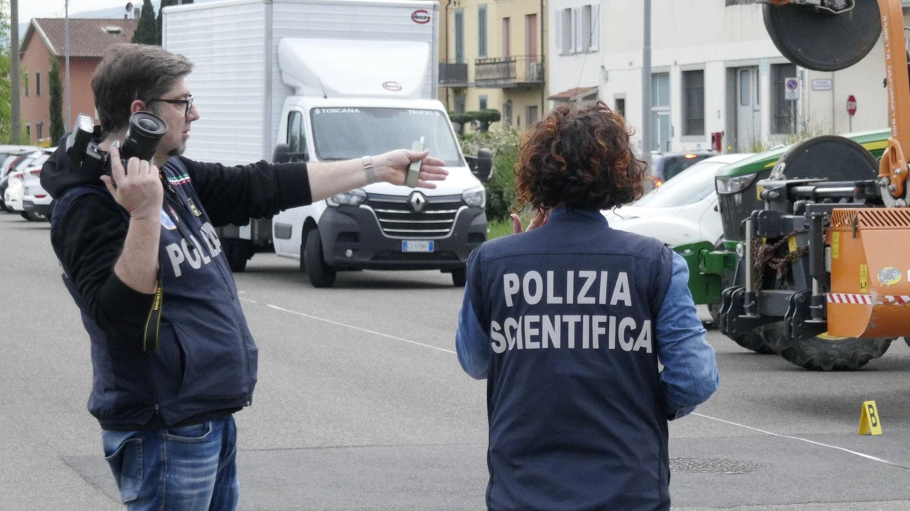 Gli investigatori stanno cercando un collegamento fra i due episodi violenti. Ancora latitante il compagno della donna finita in carcere.