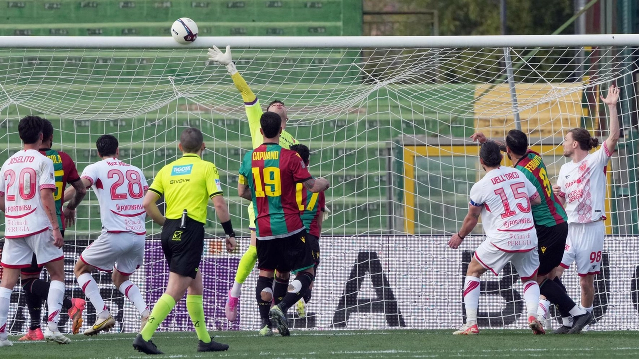 Finisce 0-0 con tre legni. I rossoverdi, con il successo dell’Entella, vedono allontanarsi il primo posto