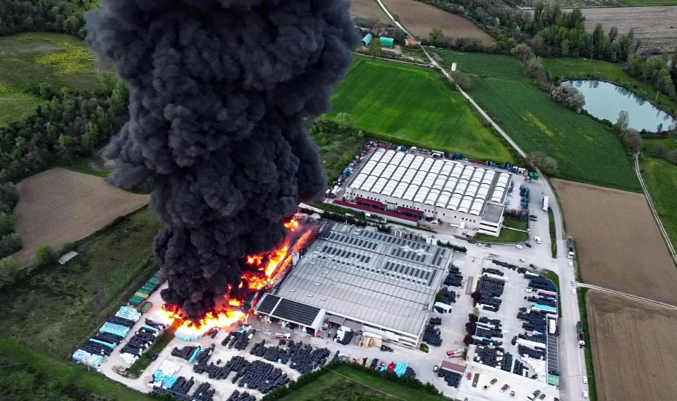 Incendio di Pasqua alla LucyPlast. Posta sotto sequestro l’area del rogo