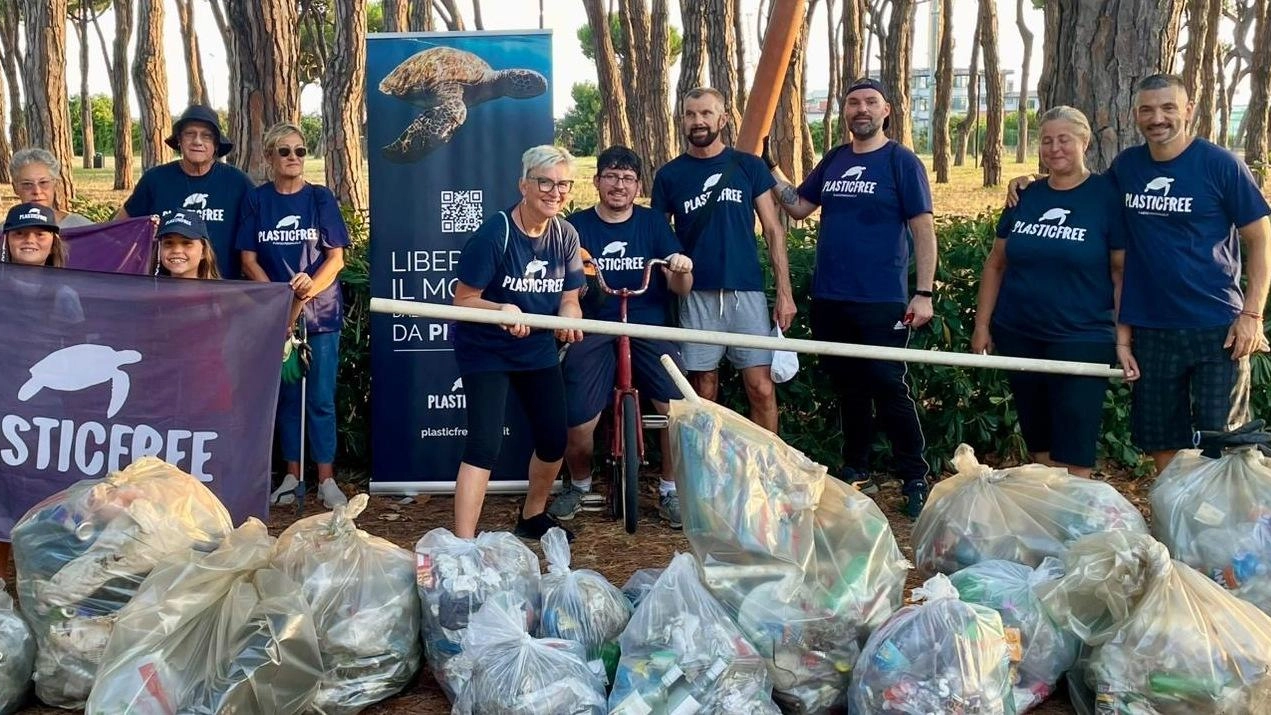 Nuovo appuntamento domenica con Plastic Free onlus in località Debbia "Il passaparola funziona, sempre presenti comitive e famiglie con bimbi". Nuovo appuntamento domenica con Plastic Free onlus in località Debbia "Il passaparola funziona, sempre presenti comitive e famiglie con bimbi".