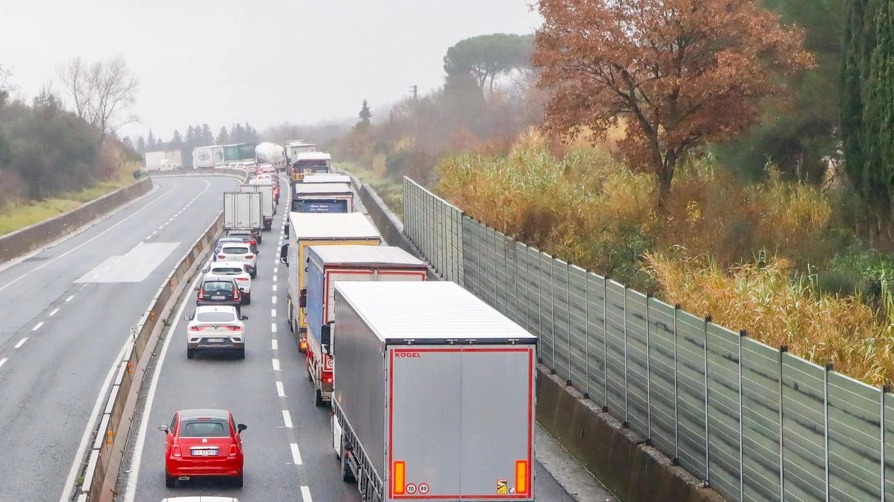 Scontro tra due camion. Ripercussioni per la viabilità. Scontro tra due camion. Ripercussioni per la viabilità.