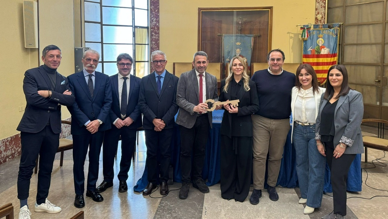L’immagine che rappresenta la staffetta Salerno-Lucca, con il presidente Torrini e l’assessore Consani