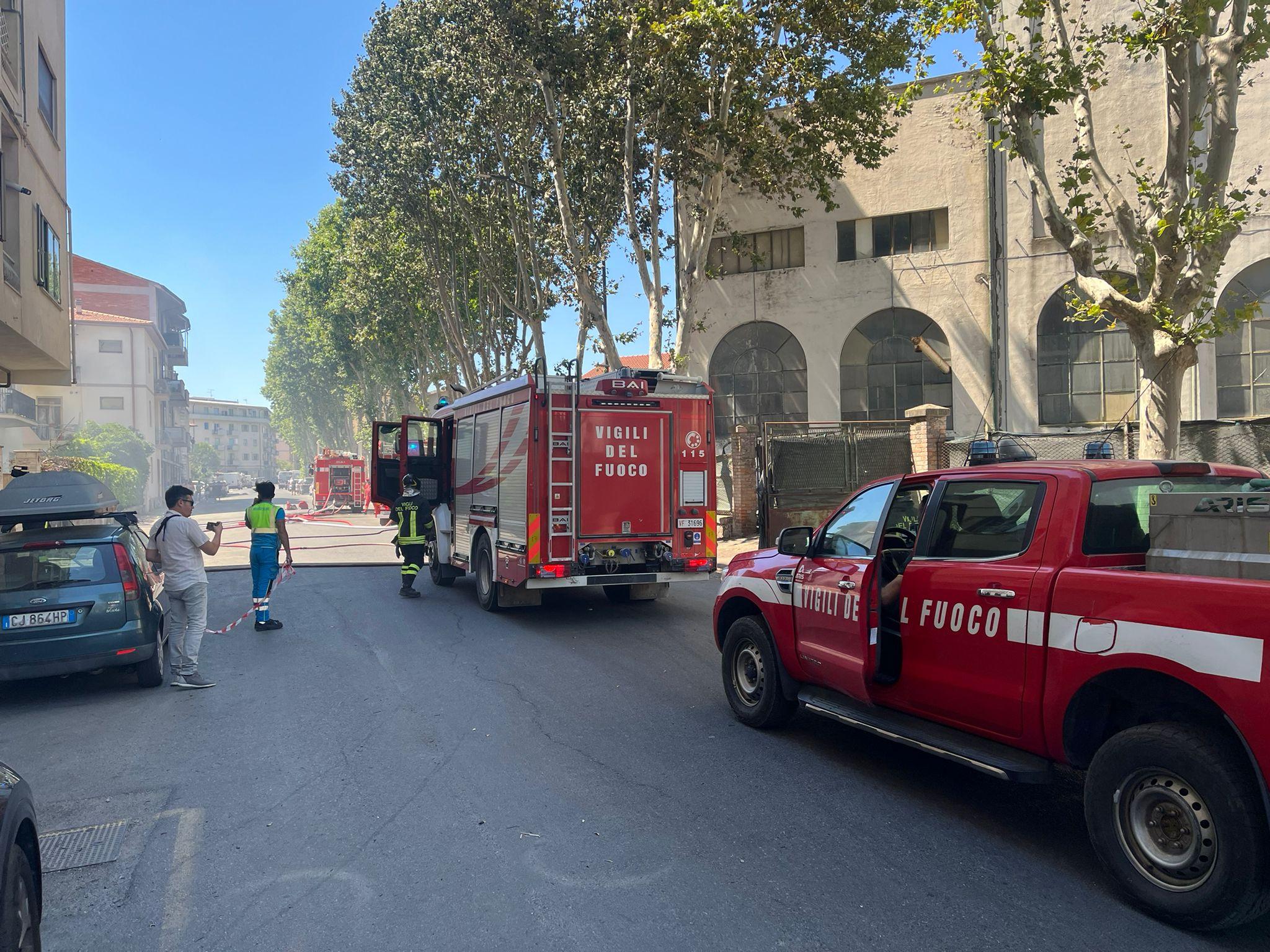 fiamme e fumo in citt224 doppio incendio vigili del fuoco in azione