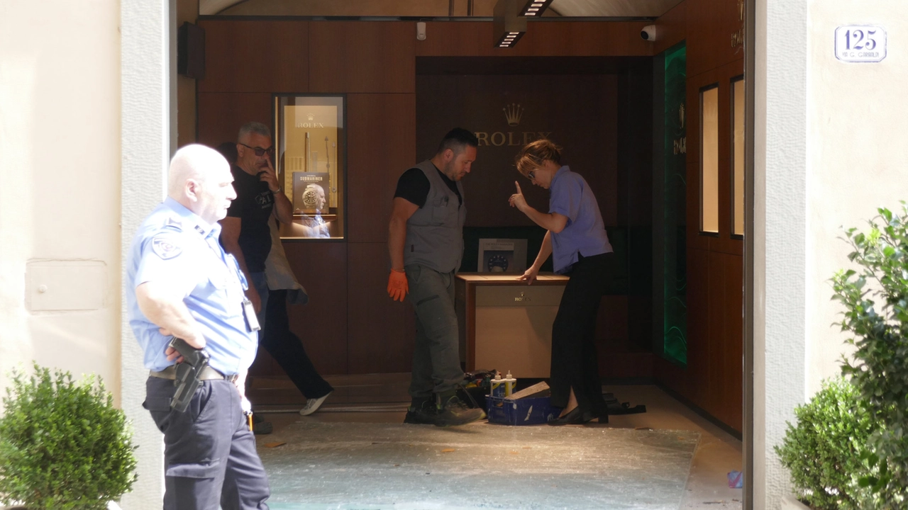 Tentato furto nella gioielleria Cassetti a Prato (Foto Attalmi)