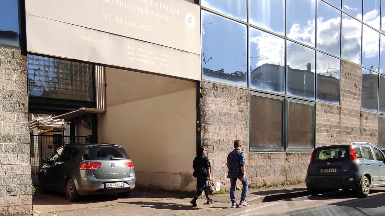Quattro classi dell’indirizzo moda resterano ancora al centro pastorale Quattro classi dell’indirizzo moda resterano ancora al centro pastorale