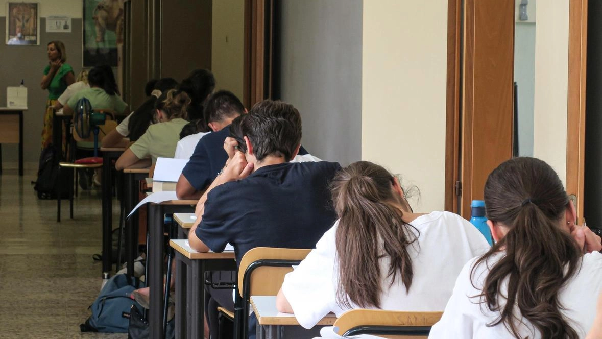 Studenti alle prese con l’esame di maturità (foto di repertorio) Studenti alle prese con l’esame di maturità (foto di repertorio)