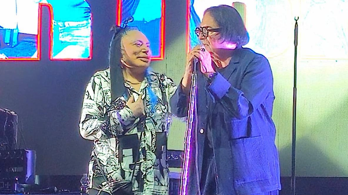 Il saluto affettuoso tra Loredana Bertè e Renato Zero al termine del concerto in piazza Europa