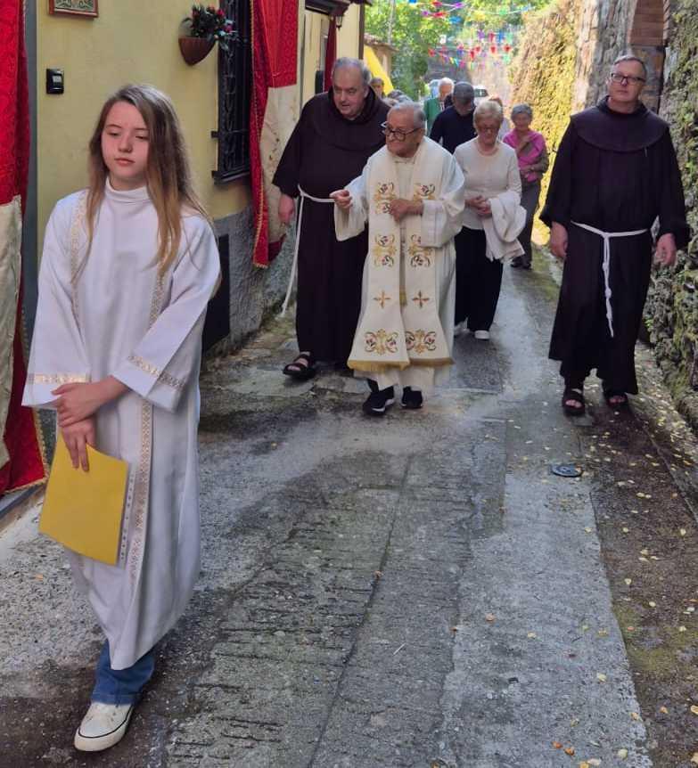 Antona accoglie i frati missionari. E oggi festeggia Sant’Antonio. Via Crucis con il bacio della reliquia Antona accoglie i frati missionari. E oggi festeggia Sant’Antonio. Via Crucis con il bacio della reliquia