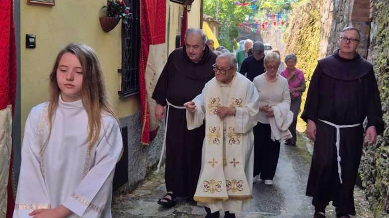 La processione per le vie di Antona dei padri missionari con il parroco don Primiero Scortichini La processione per le vie di Antona dei padri missionari con il parroco don Primiero Scortichini