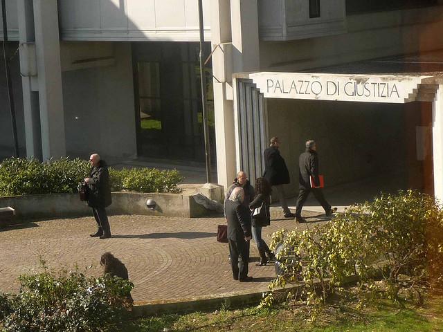 lavoratori sfruttati come schiavi imprenditore degli abiti usati condannato minacce scherno e insulti razzisti