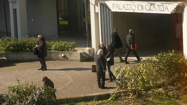 L'ingresso del tribunale di Prato in una foto di repertorio L'ingresso del tribunale di Prato in una foto di repertorio