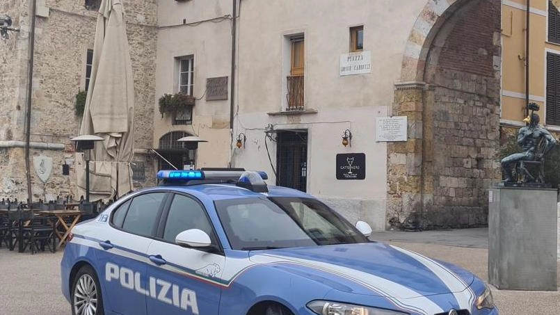Una pattuglia del commissariato di polizia di Forte dei Marmi durante un servizio in piazza Carducci a Pietrasanta Sono stati gli agenti a suggerire alla donna di dare un appuntamento al truffatore Una pattuglia del commissariato di polizia di Forte dei Marmi durante un servizio in piazza Carducci a Pietrasanta Sono stati gli agenti a suggerire alla donna di dare un appuntamento al truffatore