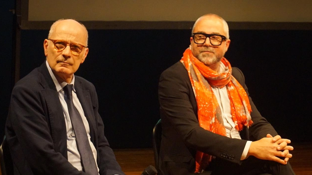 Il sindaco Matteo Franconi alla presentazione della stagione del Teatro Era con l direttore generale Marco Giorgetti Il sindaco Matteo Franconi alla presentazione della stagione del Teatro Era con l direttore generale Marco Giorgetti