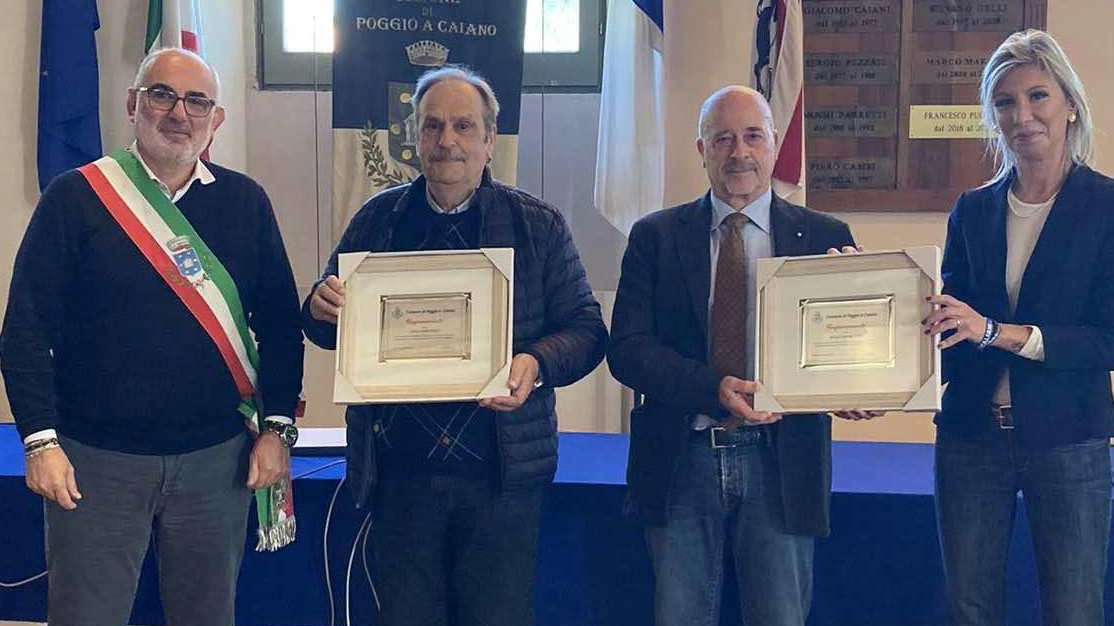 La consegna delle targhe ai dottori Luigi Campanelli e Paolo Michelozzi da parte del sindaco Riccardo Palandri e del. vicesindaco Diletta Bresci La consegna delle targhe ai dottori Luigi Campanelli e Paolo Michelozzi da parte del sindaco Riccardo Palandri e del. vicesindaco Diletta Bresci