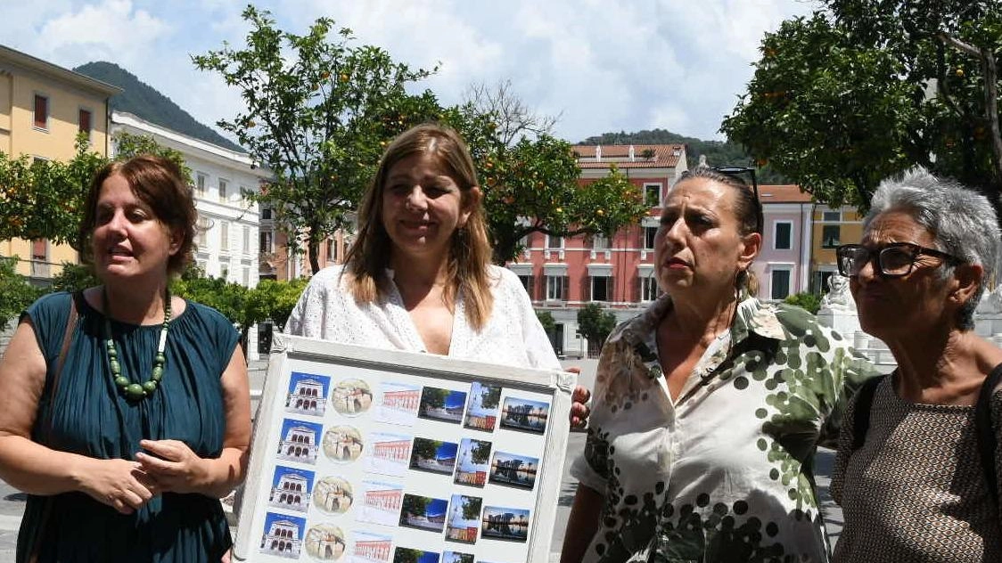Linda Barbieri. , la presidente del Ccn Massa da vivere Elisabetta Zanetti, Floriana Albertini e Patrizia Fazzi mostrano le calamite fotografiche (Foto Paola Nizza) Linda Barbieri. , la presidente del Ccn Massa da vivere Elisabetta Zanetti, Floriana Albertini e Patrizia Fazzi mostrano le calamite fotografiche (Foto Paola Nizza)