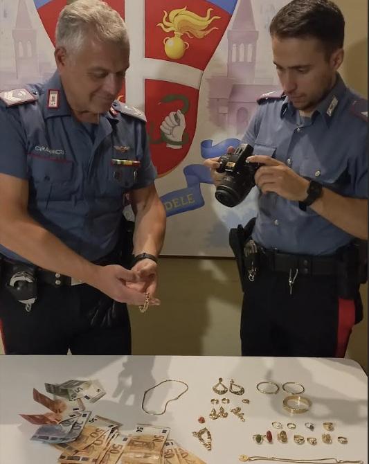 https://www.lanazione.it/image-service/view/acePublic/alias/contentid/YzI3ZWFjZTItYTYwYy00/0/la-refurtiva-recuperata-dai-carabinieri.jpeg