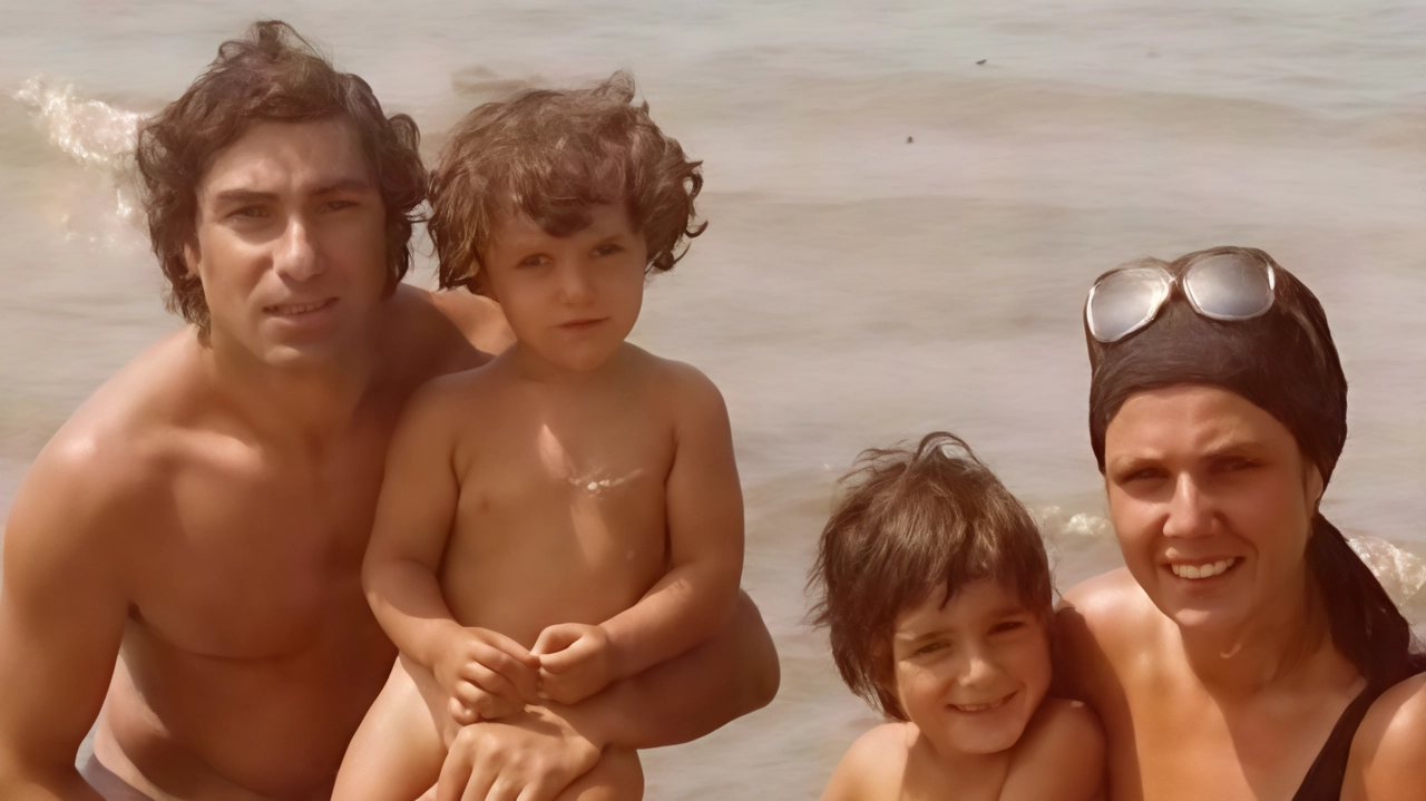 Una foto di molti anni fa: Gabriella insieme al marito Bruno e ai figli in vacanza Una foto di molti anni fa: Gabriella insieme al marito Bruno e ai figli in vacanza