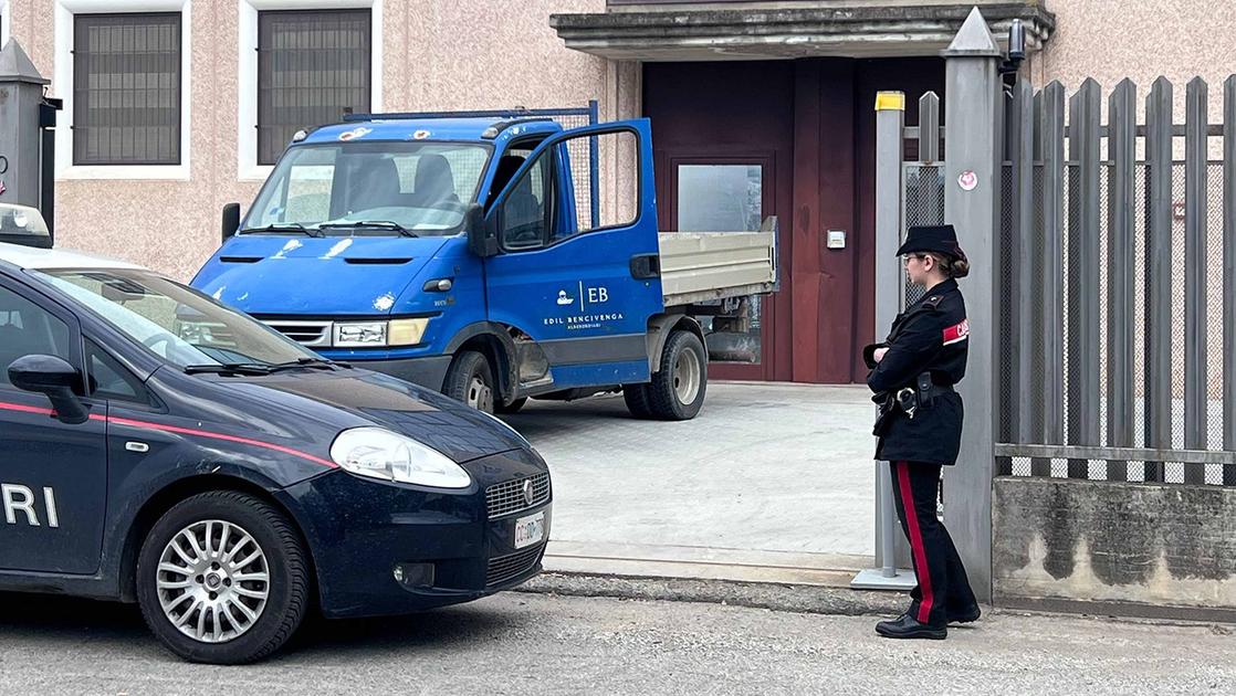 Assalto a ditta da 200mila euro, mezzi come arieti e vie bloccate. Proprietario faccia a faccia con i malviventi Assalto a ditta da 200mila euro, mezzi come arieti e vie bloccate. Proprietario faccia a faccia con i malviventi