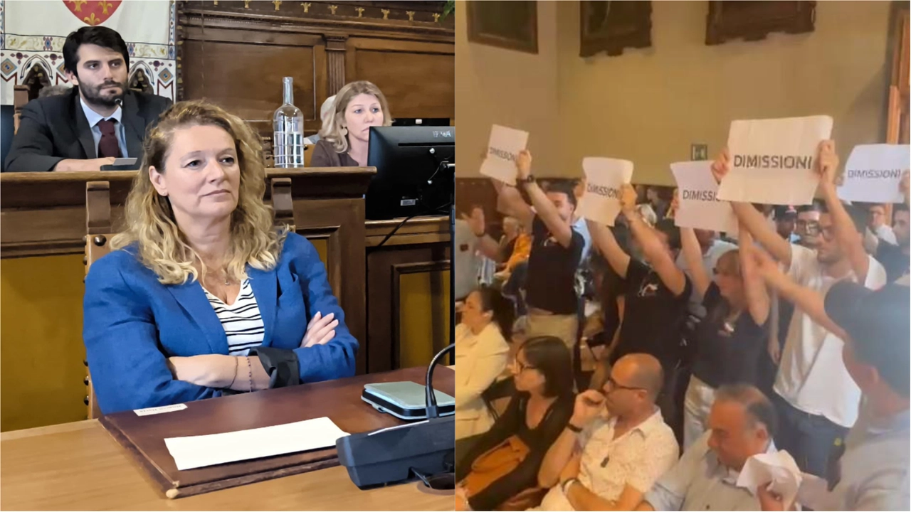 La sindaca di Prato Ilaria Bugetti in consiglio comunale. A destra la protesta con i cartelli "dimissioni"