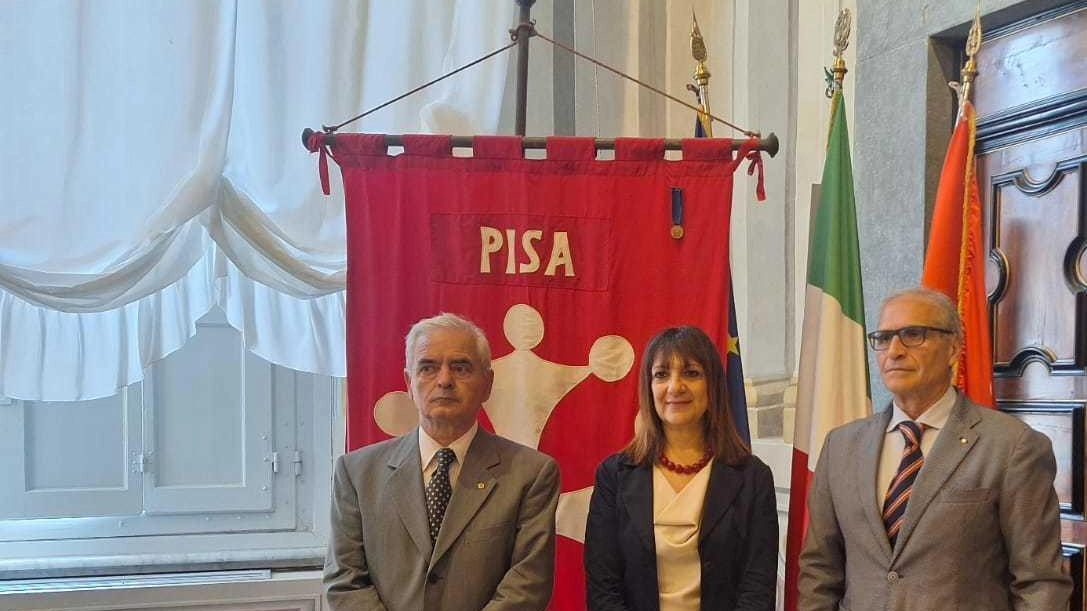 L’assessore Giovanna Bonanno con a destra il dottor Giuseppe Garcea e a sinistra il presidente del Lions Club Pisa Host, Valtere Amadio in sala delle Baleari di Palazzo Gambacorti L’assessore Giovanna Bonanno con a destra il dottor Giuseppe Garcea e a sinistra il presidente del Lions Club Pisa Host, Valtere Amadio in sala delle Baleari di Palazzo Gambacorti