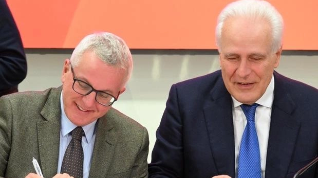 La firma del presidente della Regione Toscana Eugenio Giani e del nuovo direttore generale di Monasterio Luciano Ciucci La firma del presidente della Regione Toscana Eugenio Giani e del nuovo direttore generale di Monasterio Luciano Ciucci