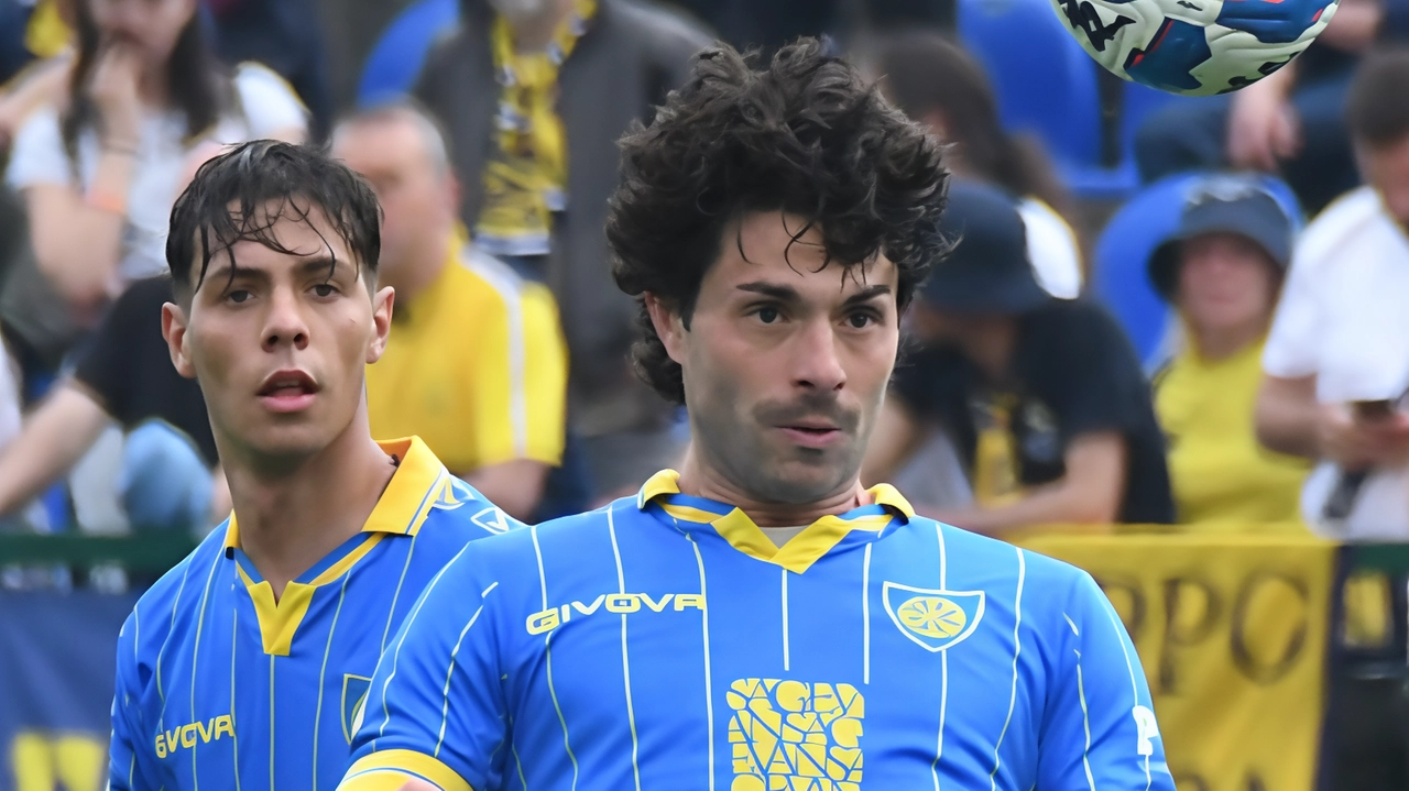 La Carrarese celebra la salvezza in Serie B con Manuel Cicconi, protagonista con 8 assist e 3 gol. La Carrarese celebra la salvezza in Serie B con Manuel Cicconi, protagonista con 8 assist e 3 gol.